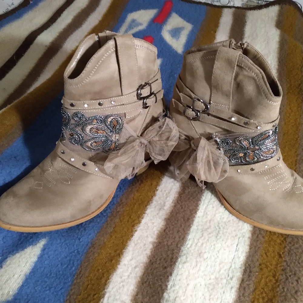 Womens brown lace/bow tie boots.